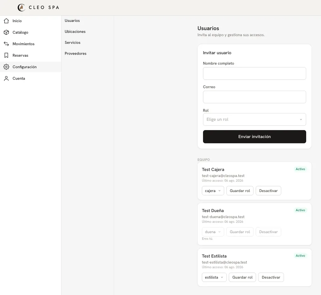 Pantalla de usuarios: formulario de invitación con selector de rol y tres cuentas del equipo, cada una con su rol y un botón para desactivarla.