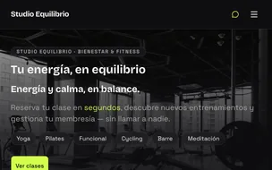 Portada en vivo de Studio Equilibrio: barra superior con el nombre del estudio, icono de chat y menú hamburguesa; chip «Studio Equilibrio · Bienestar & Fitness»; titular «Tu energía, en equilibrio»; subtítulo «Energía y calma, en balance»; texto sobre reservar clases; chips de Yoga, Pilates, Funcional, Cycling, Barre y Meditación; botón «Ver clases» cortado en el borde inferior.