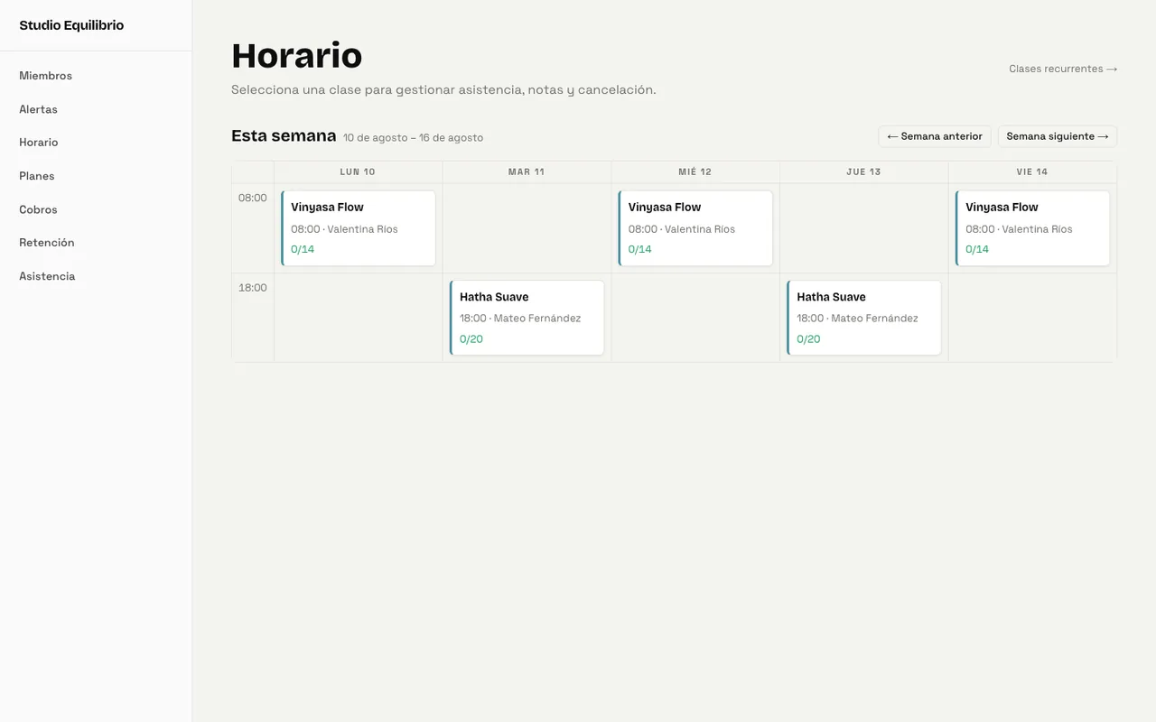 Horario semanal de clases: tarjetas por día con nombre de la clase, hora, coach y ocupación del cupo.
